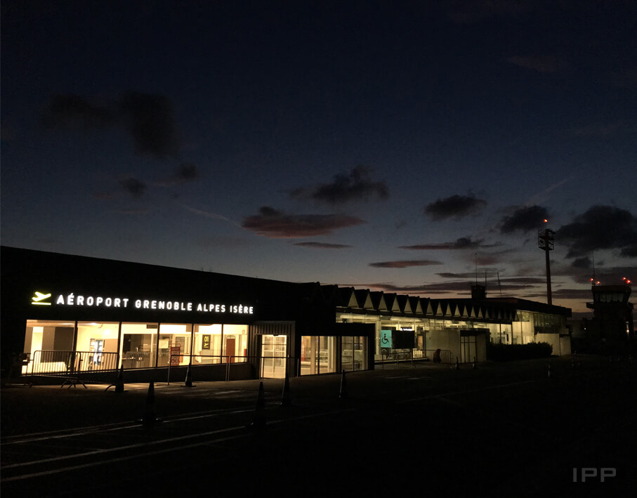 Enseigne bandeau de l'Aéroport de Grenoble vue de nuit