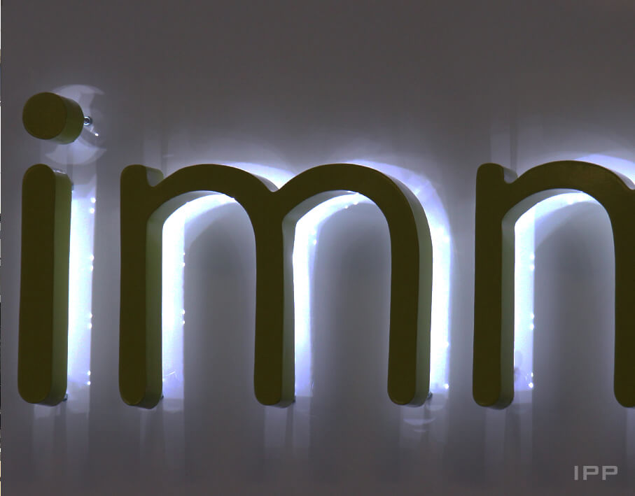 Enseigne lettres reliefs lumineuses Suzanne Immobilier vue détaillée de nuit