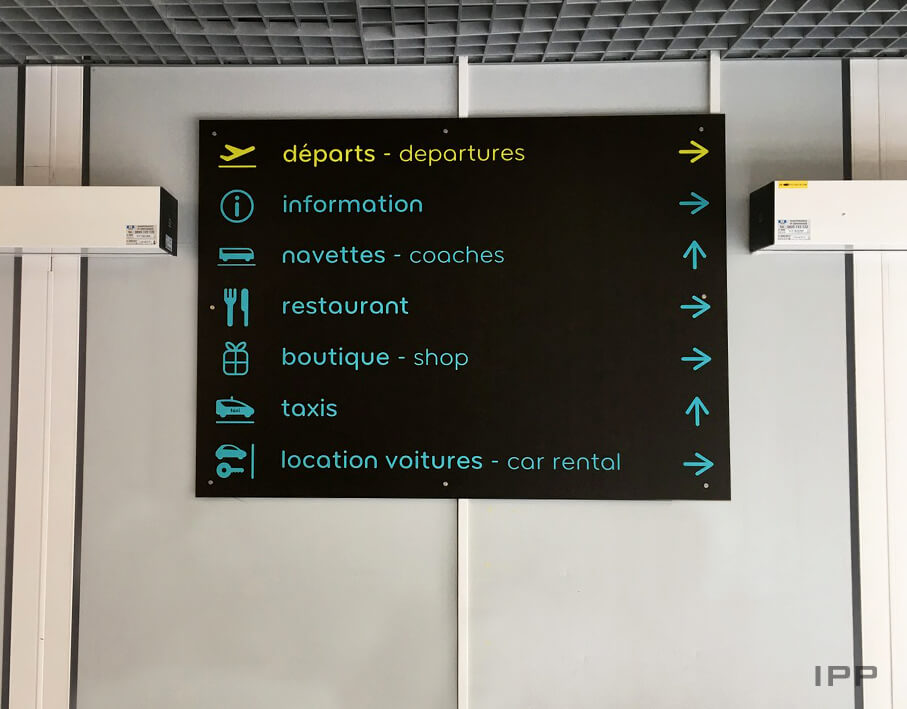 Signalétique extérieure Aéroport de Grenoble vue du panneau directionnel
